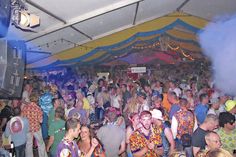 Zelt-König präsentiert am Samstagabend die „Ü30-Party“ mit DJ Randy Andy im großen Festzelt. (Foto: König Events)