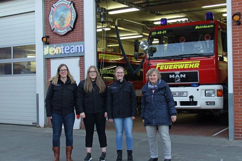Mechtild Piechulla (re.) bei der Spendenübergabe am Feuerwehrgerätehaus.