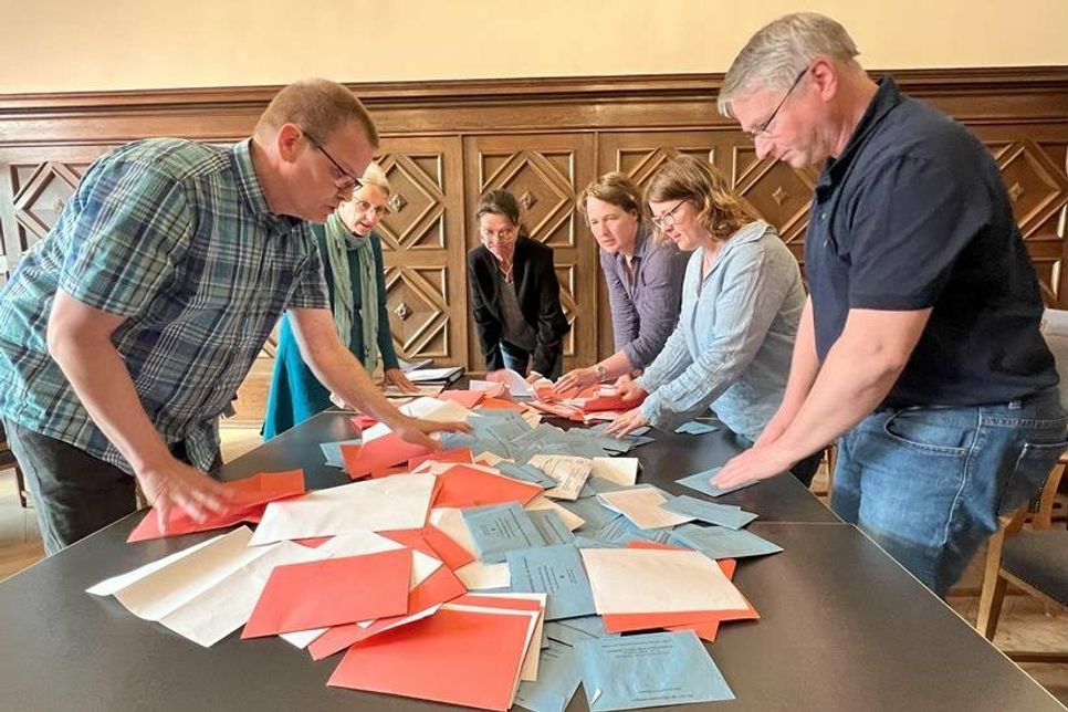 Pünktlich um 18 Uhr schlossen am Sonntagabend die Wahllokale und überall (wie hier im Trauzimmer im Neustädter Rathaus) wurden die Stimmen ausgezählt.