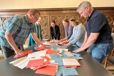 Pünktlich um 18 Uhr schlossen am Sonntagabend die Wahllokale und überall (wie hier im Trauzimmer im Neustädter Rathaus) wurden die Stimmen ausgezählt.