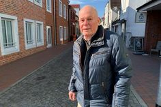 Dr. Carsten Sarnow auf dem Weg zur Bank, um 2.000 Euro auf das Spendenkonto zu überweisen.