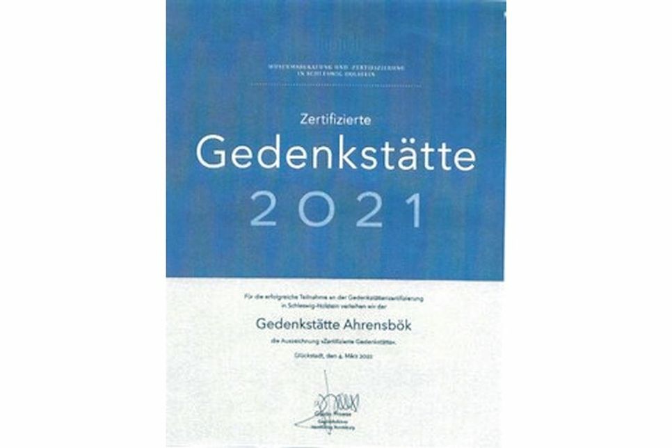 ... die Zertifizierungsurkunde entgegen.