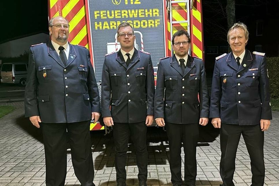 Der Wechsel in der Wehrführung fand im Januar statt, als Norbert Suhm (re.) und sein Stellvertreter Armin Evers (lks.) ihre Ämter an Tobias Kutrieb (2. v. re.) und Daniel Schöning übergaben. (Foto: Feuerwehr  Harmsdorf)