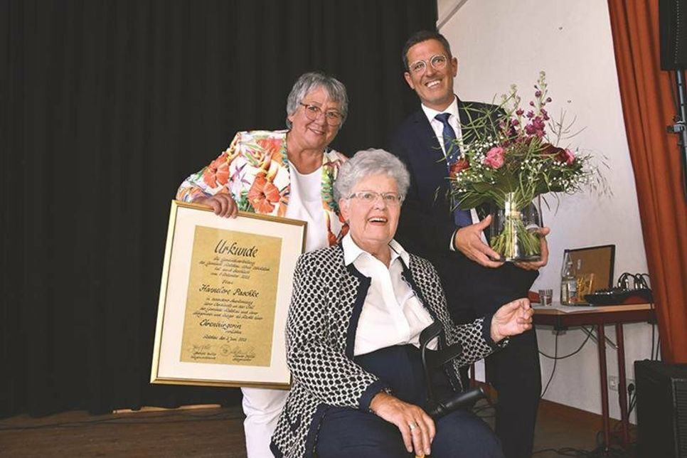 In Anerkennung ihres großen und vielschichtigen Engagements für die Gemeinde Ratekau wurde Hannelore Paschke zur Ehrenbürgerin ernannt und nahm die entsprechende Urkunde von Bürgervorsteherin Gaby Spiller (links) und Bürgermeister Thomas Keller entgegen.