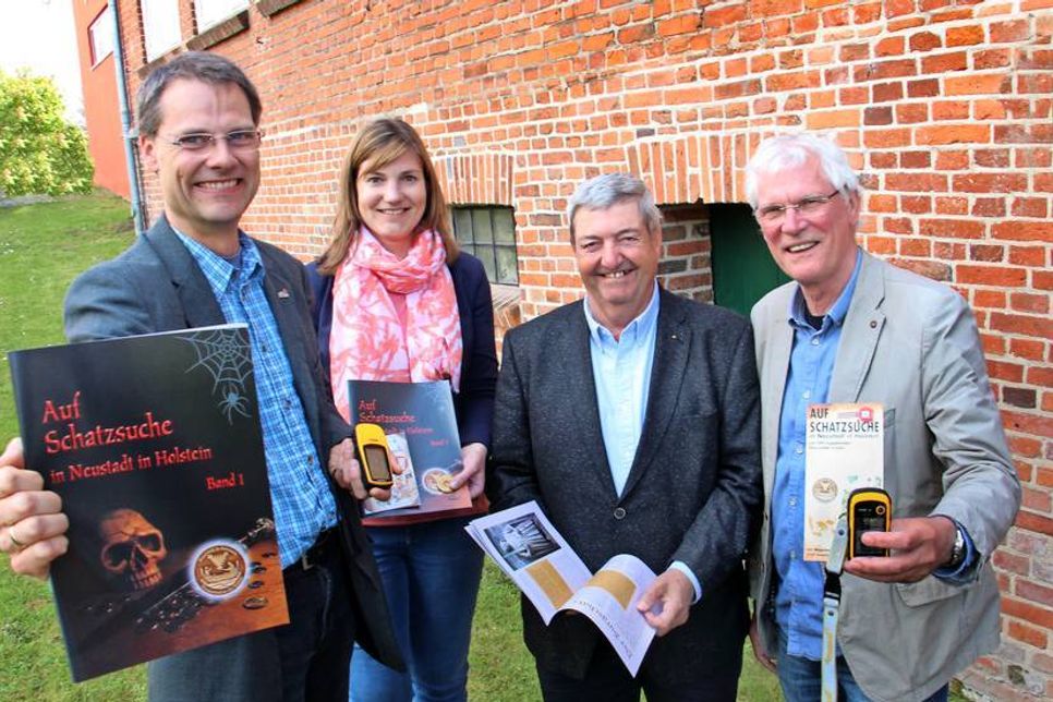 Schatzsuche in Neustadt: Dr. Frank Wilschewski, Sonja Zastrow, Ernst-August Petsch und Uwe Muchow (v. lks.) machen‘s möglich.