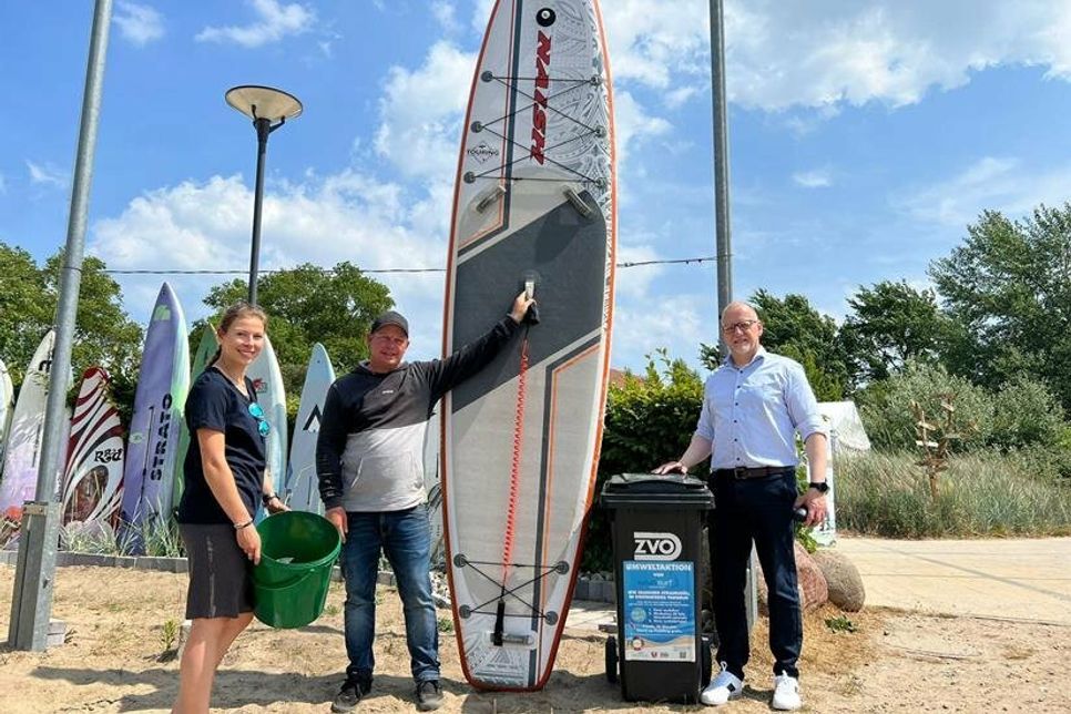 Nachhaltigkeitsmanagerin Lina Koop, Inhaber Sven Heinze und Ralph Rillox vom ZVO (v. lks.).