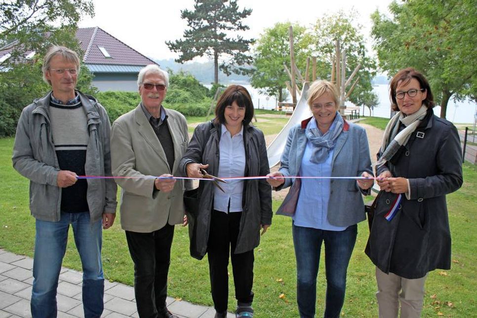 Offizielle Einweihung: Eckhard Mittmann, Abteilung Umweltschutz, Park- und Grünanlagen der Stadt Neustadt, Bauausschussvorsitzender Volker Weber, Bürgermeisterin Dr. Tordis Batscheider, Susanne Bimberg-Nittritz, Bürgerstiftung, und Bauamtsleiterin Antje Weise (v. lks.).