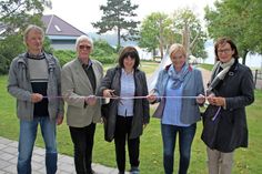 Offizielle Einweihung: Eckhard Mittmann, Abteilung Umweltschutz, Park- und Grünanlagen der Stadt Neustadt, Bauausschussvorsitzender Volker Weber, Bürgermeisterin Dr. Tordis Batscheider, Susanne Bimberg-Nittritz, Bürgerstiftung, und Bauamtsleiterin Antje Weise (v. lks.).
