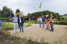 Fritz Reuter (v.l.), Vorsitzender des Kleingärtnervereins Ratekau, Ratekaus Bürgermeister Thomas Keller, und Constanze Krüger, Leiterin des Umweltbüros der Gemeinde Ratekau, machten sich mit dem Vorsitzenden des zuständigen Ausschusses Andreas Meyer und den am Bau beteiligten Mitarbeitern des Bauhofs ein Bild von dem neuen Entreé der Kleingartenanlage.