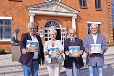 Sie haben sich mächtig ins Zeug gelegt und präsentieren den neuen Seniorenwegweiser: Jürgen Fischer (v.l.), Monika Rothe, Siegfried Müller und Matthias Bössenroth. (Foto: Stefan Setje-Eilers)