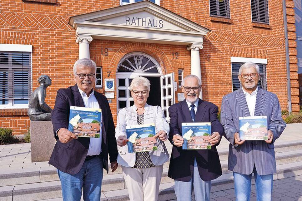 Sie haben sich mächtig ins Zeug gelegt und präsentieren den neuen Seniorenwegweiser: Jürgen Fischer (v.l.),  Monika Rothe, Siegfried Müller und Matthias Bössenroth. (Foto: Stefan Setje-Eilers)