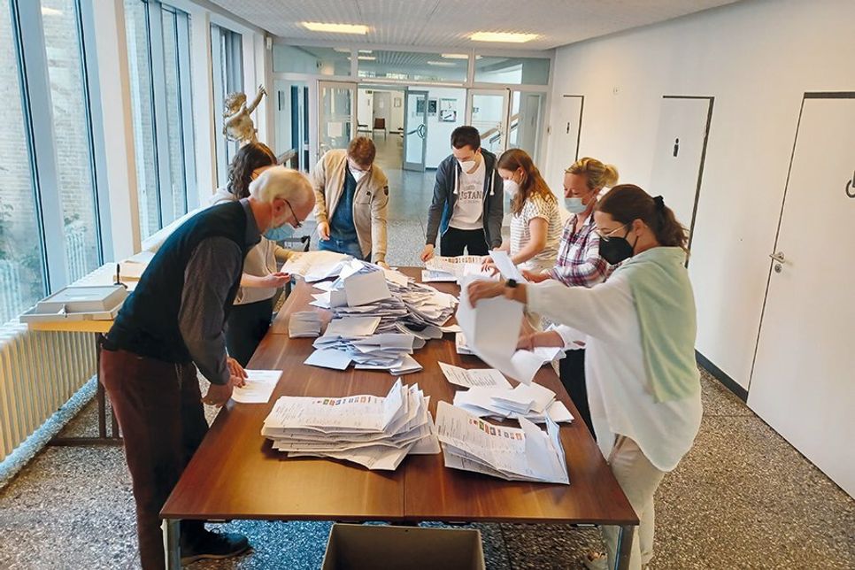 Stimmauszählung im Rathaus: Wahlleiter Jörg Lehmann (l.) und sein Team sortieren die Wahlzettel nach Landtags- und Bürgermeisterwahl. Ein langer Wahlabend beginnt.