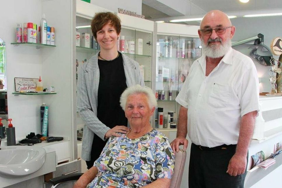 Drei Generationen: Sarah Grimm mit ihrer Großmutter Margot Grimm und ihrem Vater Axel Grimm.