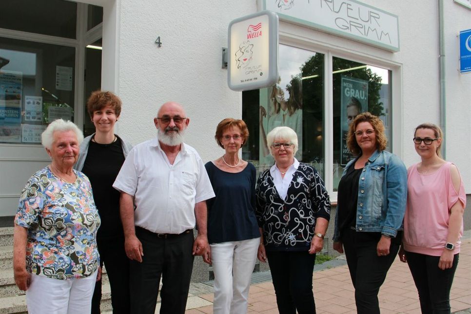 Margot, Sarah, Axel und Gaby Grimm mit Marianne Feller, Nicole Kantelberg und der Visagistin Ute Friedrichsen (v. lks.).