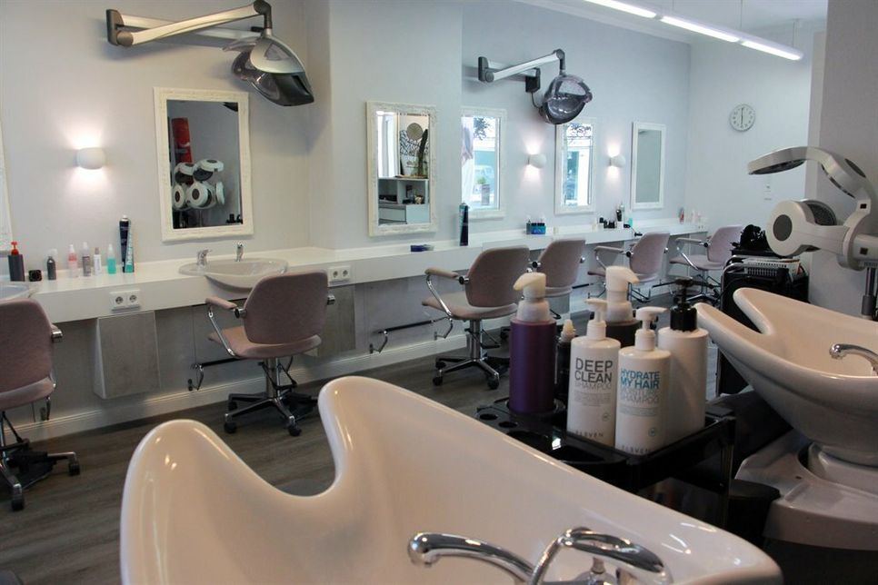 Einladend: das gepflegte und moderne Ambiente im Salon.