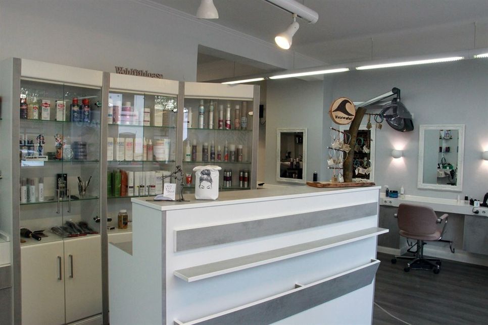 Am Tresen werden die Kundinnen und Kunden begrüßt. Außerdem gibt‘s Schmuck aus alten Fischernetzen, handgefertigt von Koldwater.