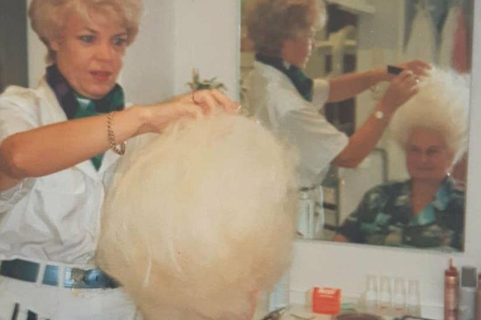 Ein Bild aus den 70ern: Marianne Feller  musste kräftig toupieren, damit die Frisuren hielten.
