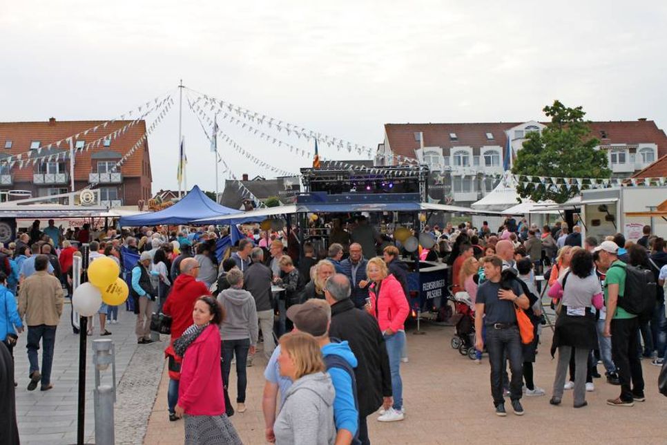 Der Seebrückenvorplatz wurde zur Partyzone.