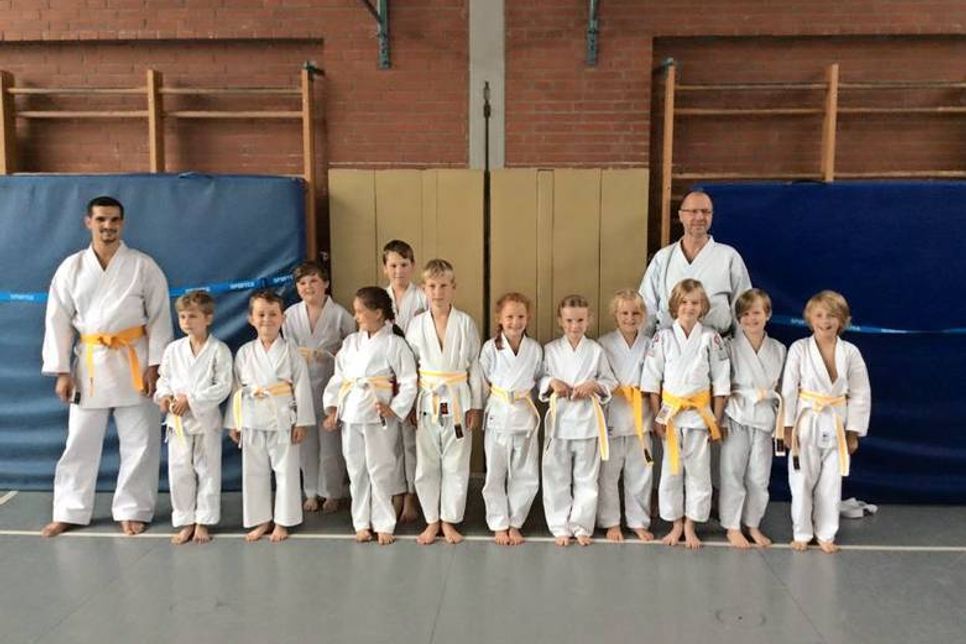 Prüflinge jeweils mit dem Trainer Jens Grunwald.