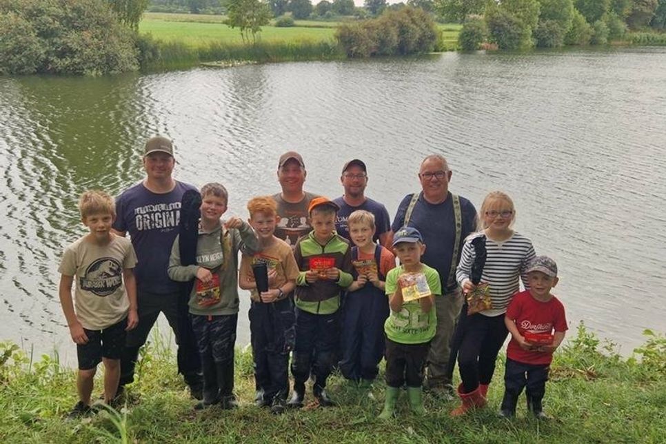 Die Jugendlichen lernten von den Angelfreunden viel Wissenswertes rund ums Angeln.