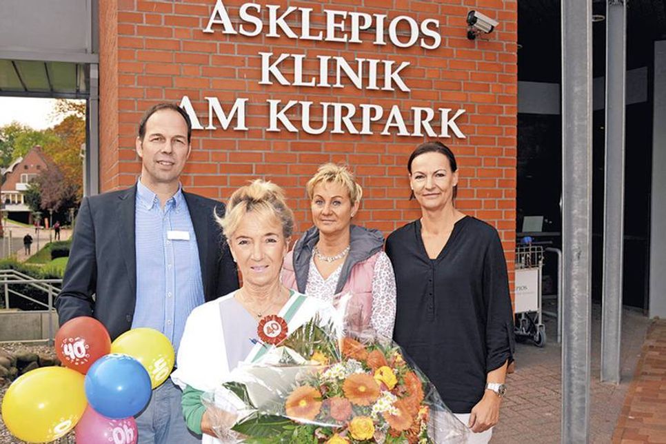 Nahmen die Jubilarin Uschi Schilbach in ihre Mitte: Klinik-Geschäftsführer Stefan Meiser, Stationsleiterin Manuela Bartheidel und Pflegedienstleiterin Birgit Meier.
