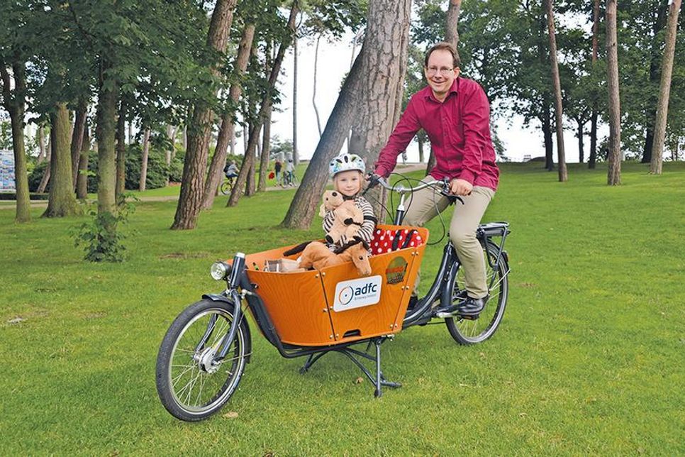 Jan Karthäuser, Sprecher der ADFC-Ortsgruppe für den Praxistest, und Tochter Fiona (4) mit „Leila“. (Foto: René Kleinschmidt)