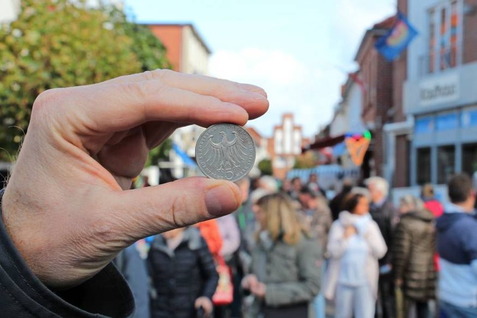 Zwei Mark oder ein Fünfer? Manch einer musste ganz genau hingucken, um die Münzen der bis 2001 gültigen Währung auseinanderzuhalten.