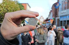 Zwei Mark oder ein Fünfer? Manch einer musste ganz genau hingucken, um die Münzen der bis 2001 gültigen Währung auseinanderzuhalten.