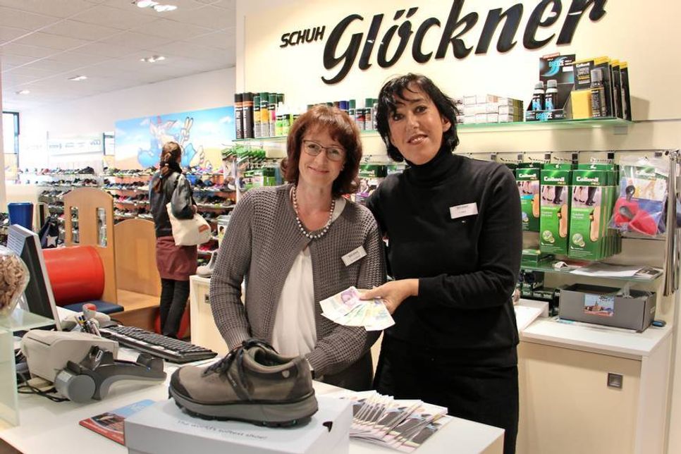 Der Joya-Erlebnistag bei Schuh Glöckner kam gut an. Und auch bei Angelika Fechtner (lks.) und Frauke Rahe konnte man mit DM bezahlen.