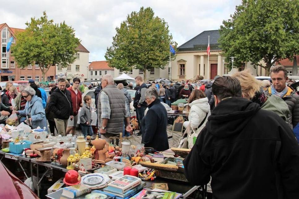 Auf dem Flohmarkt rund um den Marktplatz konnte man stöbern und feilschen.