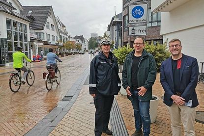 Der neue Leiter der Polizeistation Christian Knorr (links), Verkehrsausschuss-Vorsitzender Jan Karthäuser (Mitte) und Bürgermeister Sven Partheil-Böhnke eröffneten die Fahrradstraße in Timmendorfer Strand.