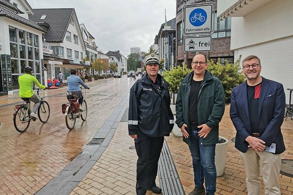 Der neue Leiter der Polizeistation Christian Knorr (links), Verkehrsausschuss-Vorsitzender Jan Karthäuser (Mitte) und Bürgermeister Sven Partheil-Böhnke eröffneten die Fahrradstraße in Timmendorfer Strand.