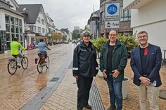 Der neue Leiter der Polizeistation Christian Knorr (links), Verkehrsausschuss-Vorsitzender Jan Karthäuser (Mitte) und Bürgermeister Sven Partheil-Böhnke eröffneten die Fahrradstraße in Timmendorfer Strand.
