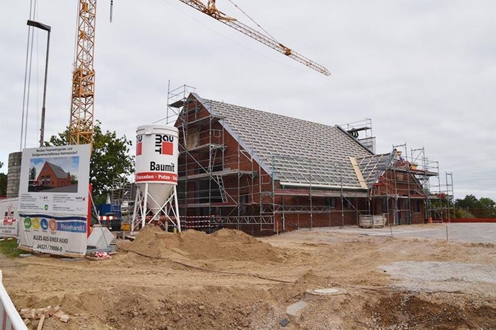 Nach der Grundsteinlegung im Juni konnten die Hemmelsdorfer am vergangenen Freitag das Richtfest des neuen Dorfgemeinschafts- und Feuerwehrgerätehauses feiern. (Fotos: René Kleinschmidt)