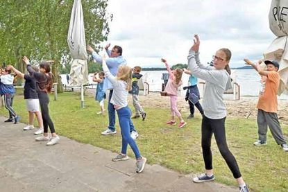 Viel Spaß beim Tanzen hatte die Gruppe von Betreuer Muhamet Smail (m.).