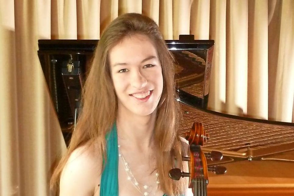 Rebecca Falk gewann bereits zahlreiche Preise bei Wettbewerben und ist achtfache Bundespreisträgerin bei Jugend musiziert.