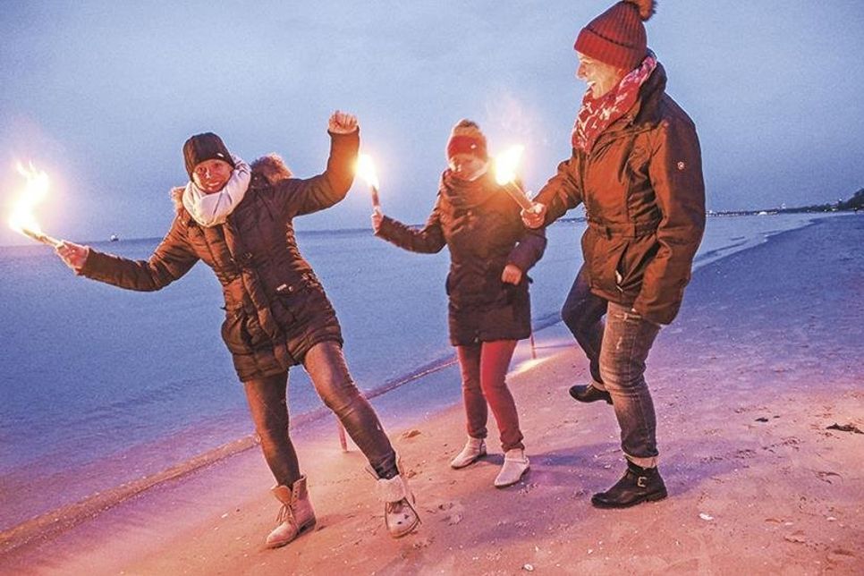 Die Timmendorfer Strand Niendorf Tourismus GmbH lädt Familien, Einheimische und Gäste in den kalten Wintermonaten von November bis März 2020 ein, an kostenfreien Fackelwanderungen am Strand entlang der Ostsee teilzunehmen. (Foto: hfr)