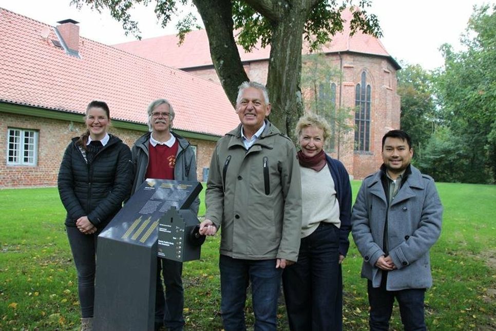 Erst kurbeln, dann hören: Lisa Muchow (Landesarbeitsgemeinschaft Aktiv Region Wagrien-Fehmarn e.V.), Vollrath Wiese vom Haus der Natur, Grömitz Tourismus-Leiter Manfred Wohnrade sowie Claudia Reshöft und Thuan Nguyen vom Tourismus-Service (v. lks.) haben die Audio-Stationen bereits getestet und für gut befunden.