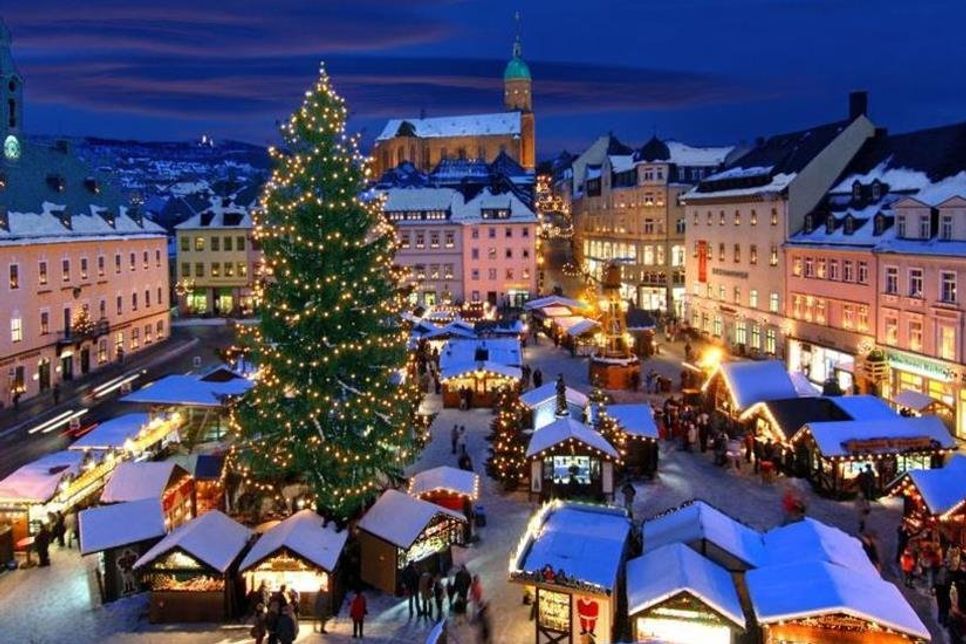 Der berühmten St. Annen-Kirche zu Fuße liegend, lädt der Annaberger Weihnachtsmarkt im Herzen der Altstadt zum Bummeln und Verweilen ein. Foto: Tourismusverband Erzgebirge e.V., Wolfgang Thieme.
