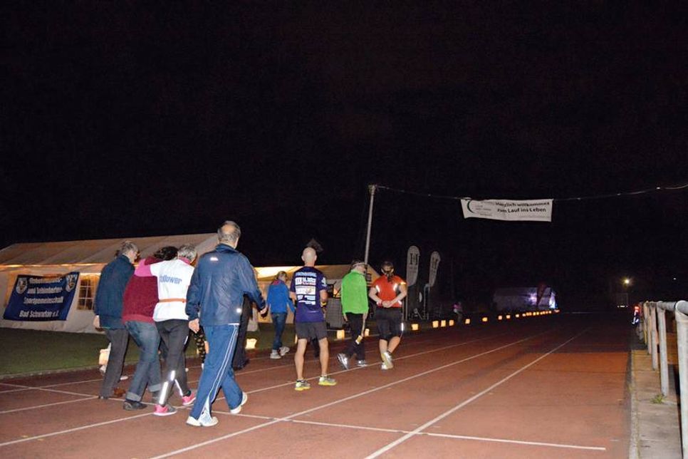 Emotionalster Moment beim „Lauf ins Leben“: die Ehrenrunde entlang der Lichterkette in die Dunkelheit hinein. (Foto: Setje-Eilers)