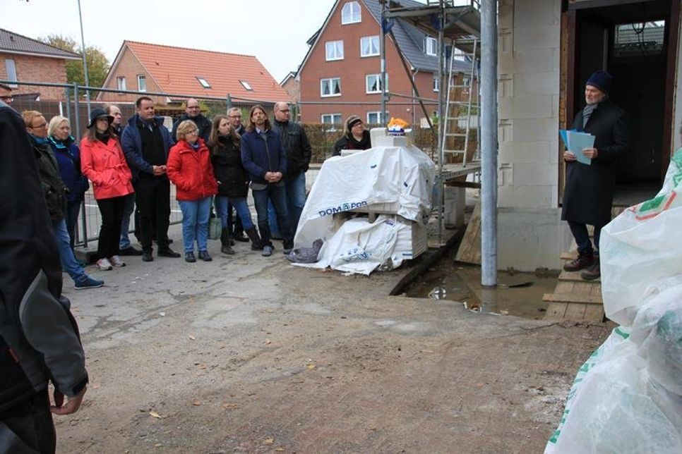 Zahlreiche Richtfestgäste kamen, um den Rohbau mit Dachstuhl des Kinderhauses zu feiern.