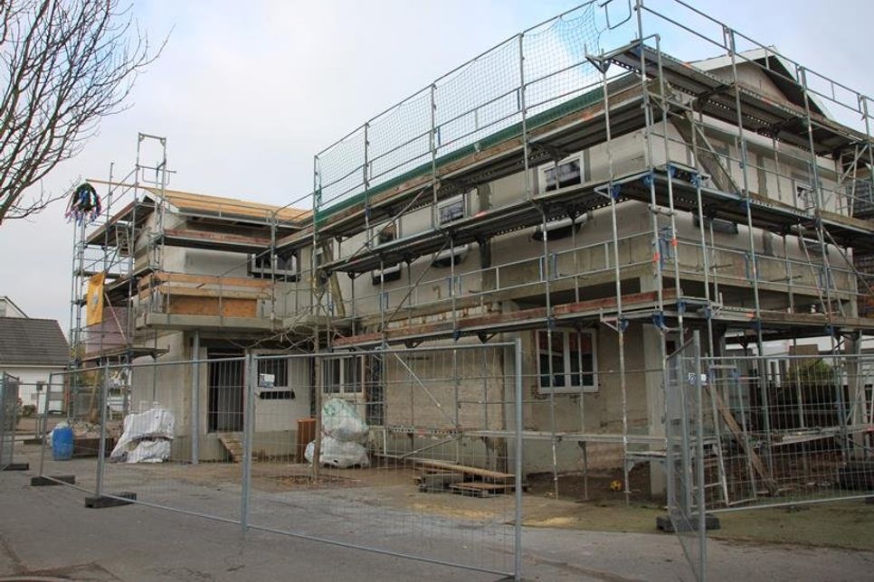 Die untere Etage wurde saniert und um ein Stockwerk erweitert. Dadurch verdreifacht sich die Nutzfläche (ohne Keller) von 97 auf circa 290 Quadratmeter.