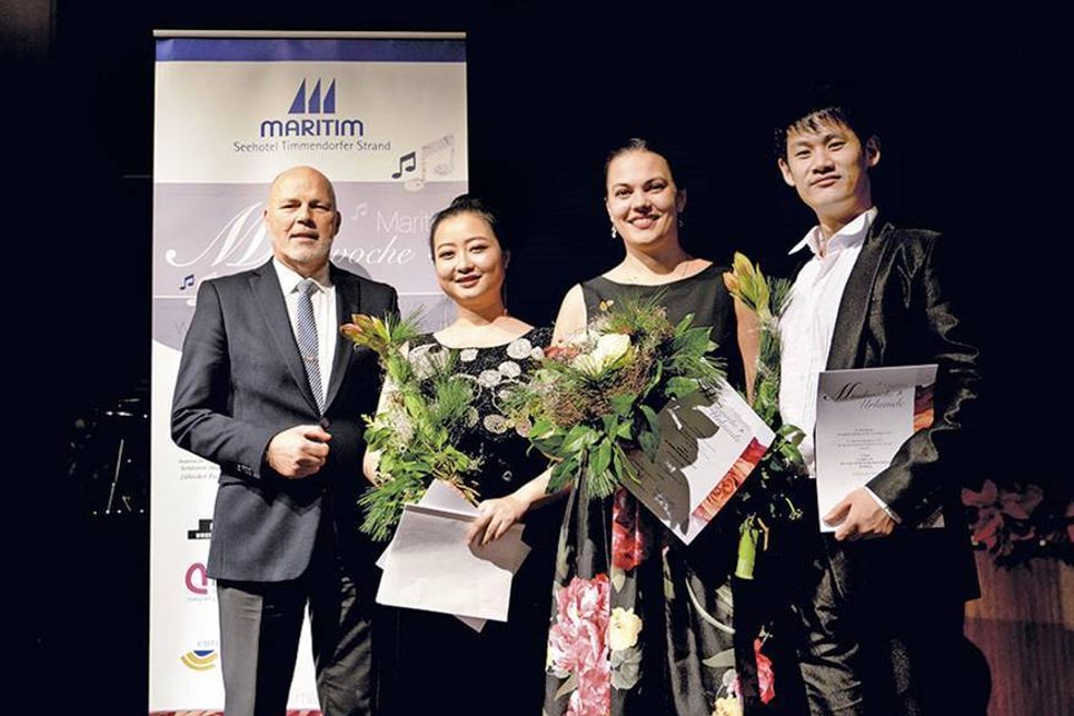 Jochen H. Stop (Direktor Maritim Seehotel Timmendorfer Strand, von links) mit Shuang Zhang (3. Preis), Marina Bogdanova (1. Preis) und Yinghao Liu (2. Preis). (Foto: Krause/hfr)