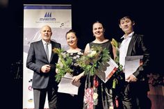 Jochen H. Stop (Direktor Maritim Seehotel Timmendorfer Strand, von links) mit Shuang Zhang (3. Preis), Marina Bogdanova (1. Preis) und Yinghao Liu (2. Preis). (Foto: Krause/hfr)