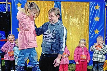 Der Gang über der Drahtseil – eine schwierige Nummer, die Mut verlangt.