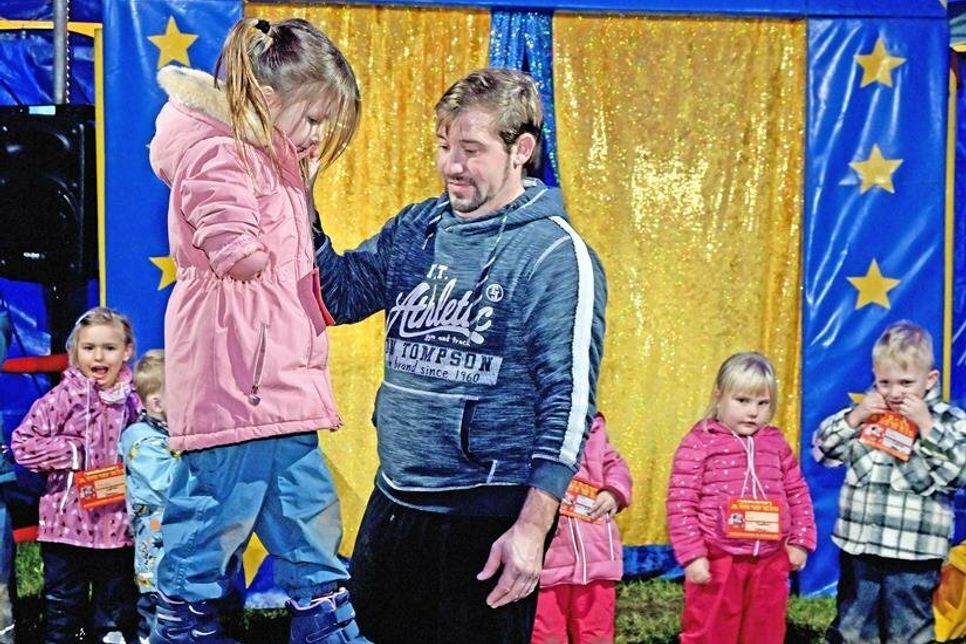 Der Gang über der Drahtseil – eine schwierige Nummer, die Mut verlangt.