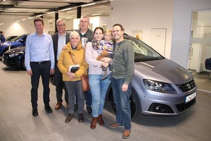Hannah mit ihren Eltern Jasmin Christophersen und Fabian Kühn, ihren Großeltern Bettina und Stephan Christophersen sowie Andreas Ganzer und Sören Karsten vom Autohaus am Bungsberg zur Fahrzeugübergabe am 19. November in der Ringstraße 20 in Oldenburg.