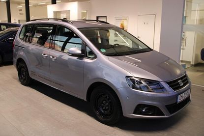 Ein 7-sitziger Seat Alhambra ist für Hannah, ihre Familie und jede Menge Gepäck für zwei Jahre nutzbar.