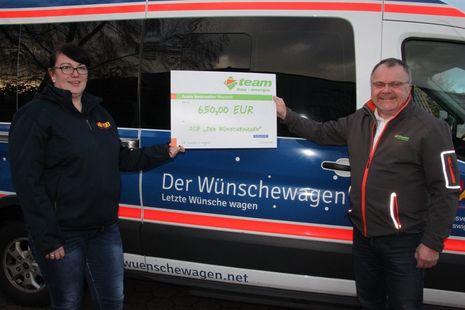 Die Geldspende nahm Petra Friedrich von der Crew des „Wünschewagens“ von team baucenter-Leiter Holger Werner entgegen.