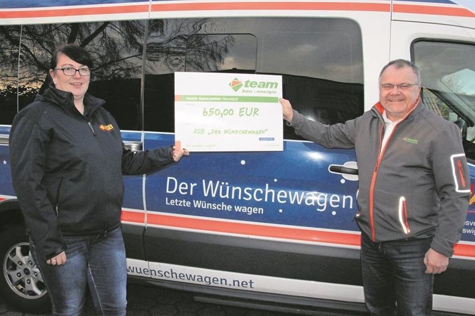 Die Geldspende nahm Petra Friedrich von der Crew des „Wünschewagens“ von team baucenter-Leiter Holger Werner entgegen.